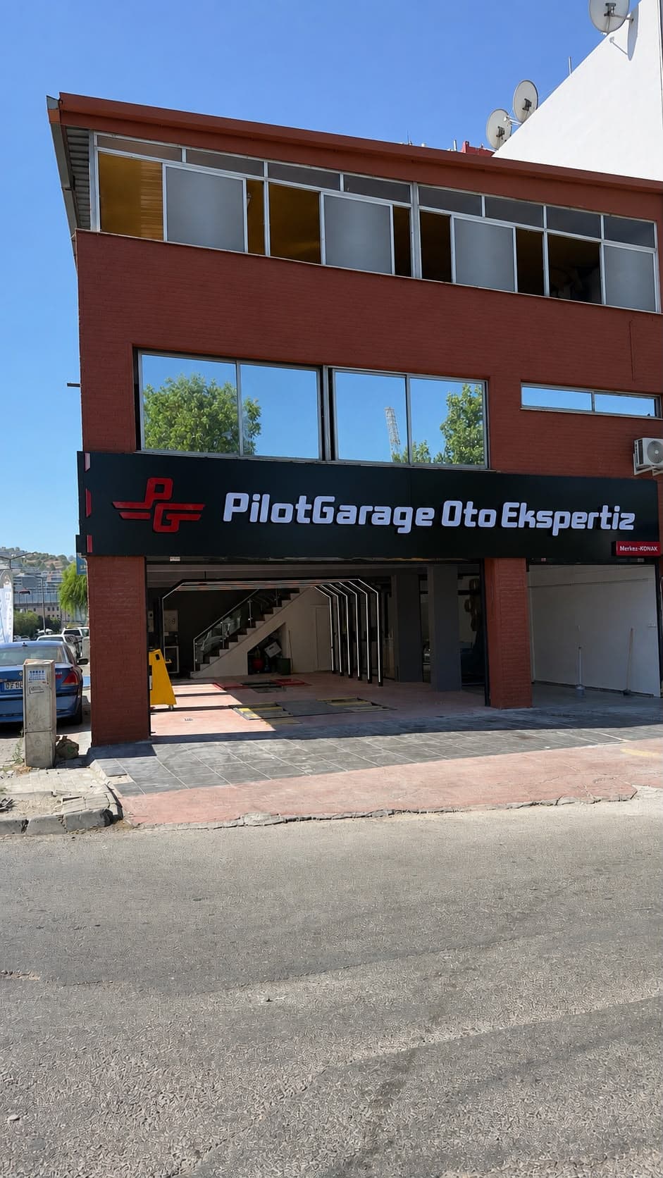 Pilot Garage İzmir Konak şubesi ön cephe görünümü